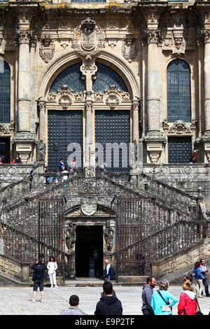 I turisti di fronte all'entrata principale sulla facciata ovest della cattedrale , Praza do Obradoiro , Santiago de Compostela , Galicia , Spagna Foto Stock