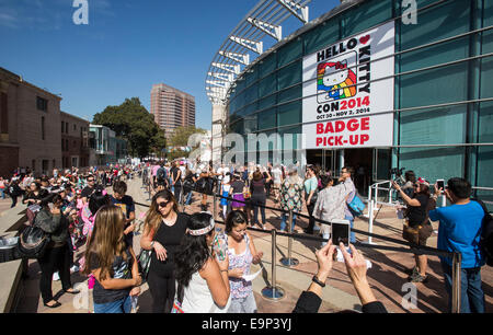 Los Angeles, Stati Uniti d'America. 30 ott 2014. I fan di attendere per assistere alla Hello Kitty con il primo-mai Hello Kitty convenzione della ventola a Los Angeles, Stati Uniti, Ottobre 30, 2014. La convenzione è stata tenuta a onorare il carattere il quarantesimo compleanno. © Zhao Hanrong/Xinhua/Alamy Live News Foto Stock