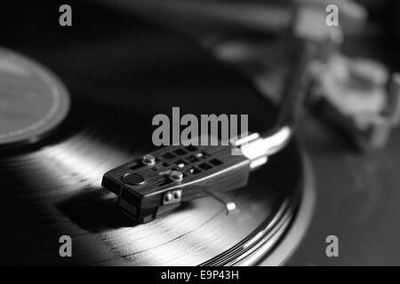 Record di vinile giocando su una piattaforma girevole. in bianco e nero Foto Stock