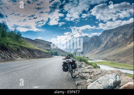 La moto è appoggiato vicino alla riva del fiume su Leh- Srinagar autostrada dopo Kargil Foto Stock