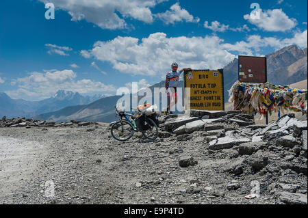 Rider è in attesa a Fotu La, Leh Srinagar autostrada Foto Stock