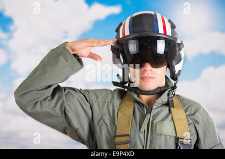 Ritratto di giovane pilota che indossa il casco con un background di sky Foto Stock