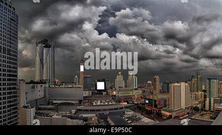 Dark nuvole temporalesche telaio sopra la città di Bangkok Foto Stock