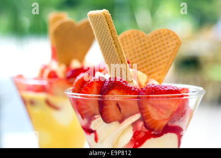 Gelato con fragole e waffles Foto Stock
