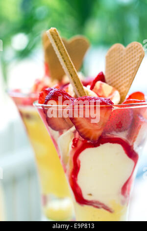 Gelato con fragole e waffles Foto Stock
