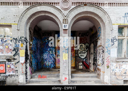 Facciata di edificio con grafitti sulla Torstrasse, Berlino, Germania Foto Stock