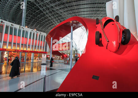 Abu Dhabi, Emirati Arabi Uniti - 10 Ottobre 2014: Ferrari World at Yas Island di Abu Dhabi, negli Emirati Arabi Uniti. Ferrari World è la più grande piscina divertimento Foto Stock