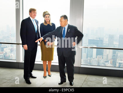 Tokyo, Giappone. 31 ott 2014. Re Willem-Alexander (L) e Regina Maxima dei Paesi Bassi pongono con l'ex primo ministro giapponese Yoshiro Mori (R), che divenne il Tokyo 2020 Comitato organizzatore del presidente, al Food & Agribusiness conferenza presso le colline Toranomon Forum in Tokyo, Giappone, 31 ottobre 2014. La Dutch King e Queen in visita in Giappone per una tre giorni di visita di stato dal 29 al 31 Ottobre. Credito: dpa picture alliance/Alamy Live News Foto Stock