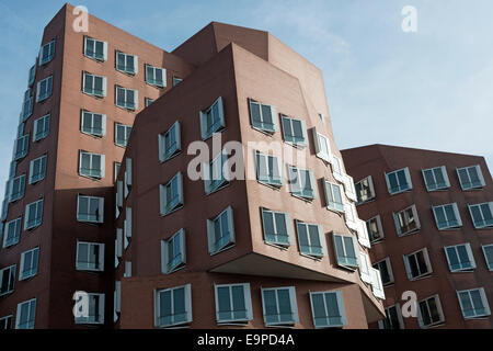 Neuer Zollhof edifici dall'architetto Frank Gehry, Media Harbour, Dusseldorf, Germania. Foto Stock