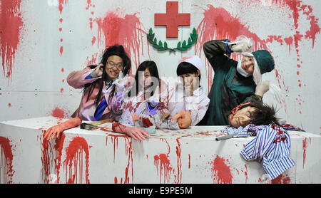 Changchun, la Cina della provincia di Jilin. 31 ott 2014. I membri del personale vestito come zombie pongono al film Wonderland di Changchun, capitale del nord-est della Cina di provincia di Jilin, Ottobre 31, 2014. Uno zombie hospital è aperto presso il filmato Wonderland qui per attirare i visitatori durante il Halloween. Credito: Wang Haofei/Xinhua/Alamy Live News Foto Stock