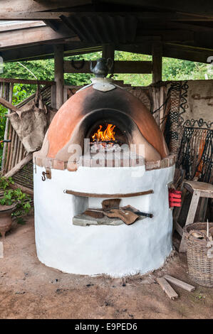 Un forno per pizza fatto in casa in argilla cotta a legna, Regno Unito Foto Stock