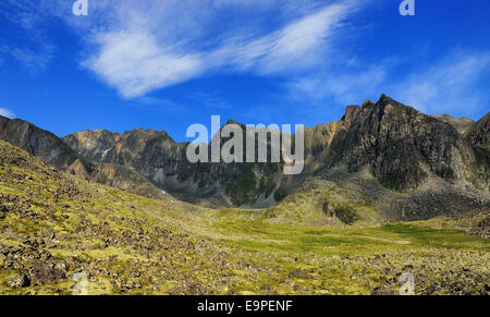 Bel cielo azzurro sulle montagne del Sayan orientale Foto Stock
