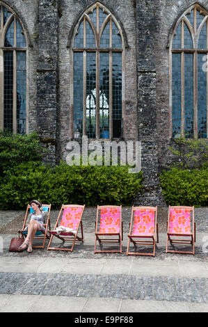 Dartington Hall, Totnes, Devon, Regno Unito. Un festival goer prendendo una pausa a modi con parole festival letterario Foto Stock