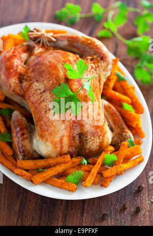 Pollo arrosto e piccante di zucca. Messa a fuoco selettiva Foto Stock