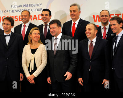 Parte anteriore da sinistra: Ceco Primo Vice Ministro degli Affari Esteri Pietro Drulak, Alto Rappresentante UE per la politica estera e di sicurezza Federica Mogherini, slovacca Ministro degli Esteri Miroslav Lajcak, ministro degli affari esteri polacco Grzegorz Schetyna, ministro degli Affari Esteri austriaco Sebastian Kurz e (torna da sinistra) Kosovo Ministro degli Esteri Enver Hoxhaj ha, del ministro degli Affari Esteri macedone Nikola Poposki, ministro degli Affari Esteri della Bosnia ed Erzegovina Zlatko Lagumdzija albanese e il ministro degli Esteri Ditmir Bushati rappresentano per i fotografi durante la due giorni di riunione dei ministri degli esteri di V4 Paesi con co Foto Stock