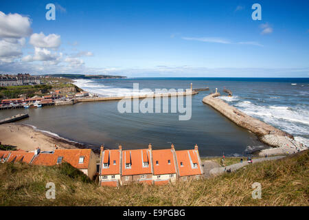 I pontili e abbassare il porto dalla St Marys Chiesa Whitby Yorkshire Coast Inghilterra Foto Stock