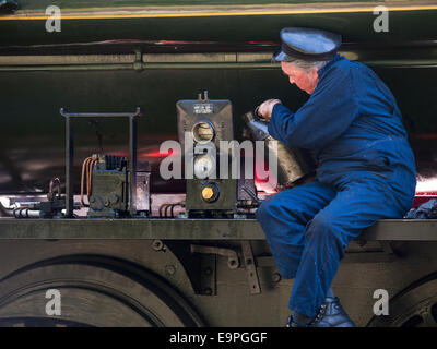 Driver e vigile del fuoco preparare una locomotiva alla rampa di picco Ferrovie a Vapore a Matlock, Derbyshire, Regno Unito Foto Stock