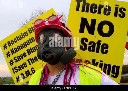 Blackpool, Regno Unito. Il 31 ottobre, 2014. Libera Frack Lancashire residenti locali contrari alla proposta di fracking dimostrare in costume al di fuori Maple Farm vivaio. La zona è riempita con segni Anti-Fracking eretto & pagato da imprenditore locale Signor Giovanni Toothill, che per sua stessa ammissione è ossessivo circa la sua obiezione fracking proposto presso il vicino Plumpton. Lancashire County Council è considerato Cuadrilla di pianificazione della domanda e incontrano forte resistenza della comunità. Foto Stock