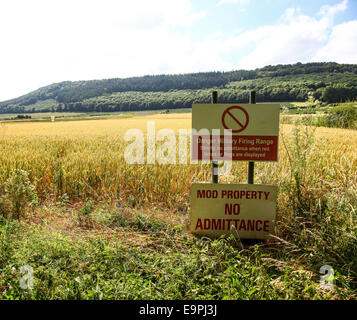 Cartello pericolo militare gamma di sparo MOD proprietà ingresso vietato Foto Stock