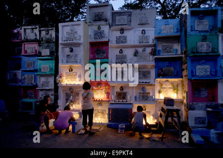 Marikina City, Filippine. 31 ott 2014. La gente di visitare le tombe dei morti il giorno prima del giorno di tutti i santi in un cimitero di Marikina City, Filippine, il 31 ott. 2014. Milioni di persone di onorare i morti visitando i loro parenti defunti in vari cimiteri durante il giorno di Tutti i Santi e la Commemorazione di tutti i defunti nelle Filippine. © Rouelle Umali/Xinhua/Alamy Live News Foto Stock