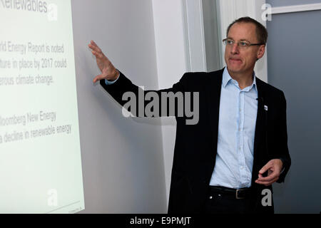 Copenhagen, Danimarca. Il 31 ottobre, 2014. John Nordby, Direttore di conservazione presso WWF Danimarca, parla alla stampa di Copenaghen su come gli effetti dei cambiamenti climatici negli oceani influisce sulla vita di milioni di persone e le loro fonti di cibo e sostentamento se non possiamo cambiare il nostro comportamento ora Credito: OJPHOTOS/Alamy Live News Foto Stock