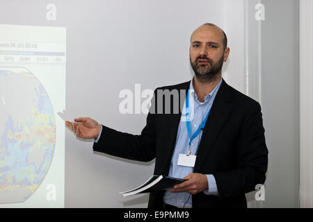 Copenhagen, Danimarca. Il 31 ottobre, 2014. Leo Hickman, consulente principale del cambiamento di clima per il WWF-UK, parla alla stampa a Copenaghen prima del rilascio imminente dell'ONU sul clima del pannello Report di riepilogo. Egli ha parlato di come la fornitura di acqua dolce vengono influenzati dal cambiamento climatico e la nostra attuale produzione di energia Credito: OJPHOTOS/Alamy Live News Foto Stock