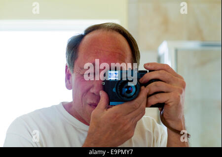 Autoritratto di fotografo in un Specchio bagno Foto Stock