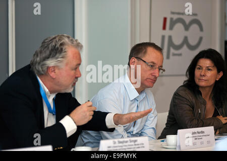 Copenhagen, Danimarca. Il 31 ottobre, 2014. Il WWF i leader presenti al briefing con la stampa a Copenaghen, prima del rilascio dell'ONU sul clima dei rapporti di riepilogo. Da sinistra, Dr. Stephan Singer (globale di energia e di direttore politico), Giovanni Nordby, Direttore di conservazione, Danimarca), Samantha Smith (Global Climate iniziative) Credito: OJPHOTOS/Alamy Live News Foto Stock