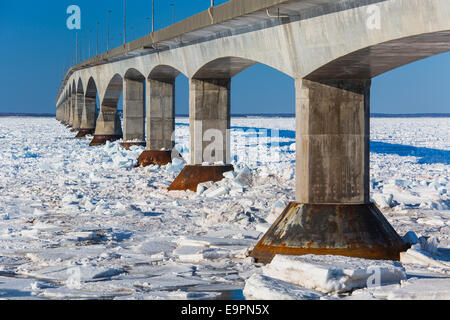 Veduta invernale della Confederazione ponte che collega Prince Edward Island, Canada con la terraferma New Brunswick. (Come osservato da t Foto Stock