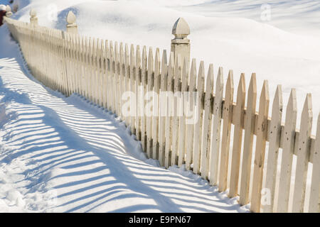 Un di legno Picket Fence ricoperto di neve. Foto Stock