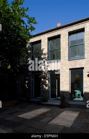 A due piani terrazzo georgiana conversione, Princelet Street, Londra, Regno Unito. Foto Stock
