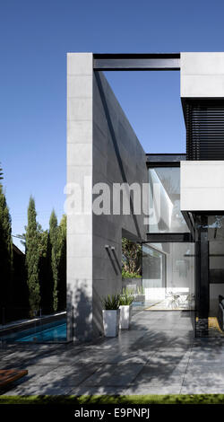 Piscina e altezza doppia portico di casa, Hertzelia, Israele. Foto Stock