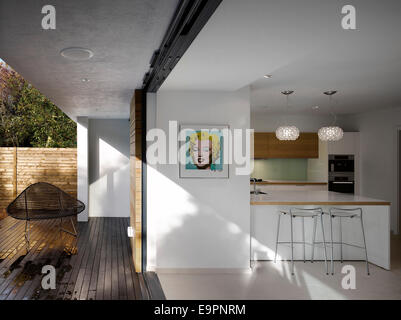 Cucina a pianta aperta con terrazzo in casa privata a Worsley, Salford, Greater Manchester, Inghilterra, Regno Unito. Foto Stock