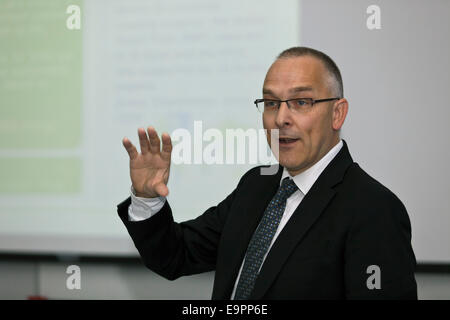 Copenhagen, Danimarca. Il 31 ottobre, 2014. David de Jager, Ecofys e project leader presso l'International Energy Agency (IEA) parla di possibilità per un 100% di carbonio libero sistema energetico a Greenpeace press briefing prima del rilascio del clima delle Nazioni Unite riepiloghi report questa domenica. Credito: OJPHOTOS/Alamy Live News Foto Stock