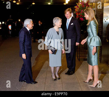 Tokyo, Giappone. 31 ott 2014. Willem-Alexander re e regina Maxima dei Paesi Bassi salutare il Giappone Imperatore Akihito e Imperatrice Michiko durante una chiamata di congedo dal Giappone della coppia reale a Tokyo in Giappone, 31 ottobre 2014. Alexander e massimi sono in Giappone per una visita di tre giorni. Foto: Albert Nieboer-Royal Premere Europa NESSUN SERVIZIO DI FILO/dpa/Alamy Live News Foto Stock