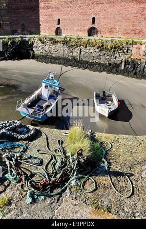 Barche collegato alla parete del porto a porto Porthgain in Pembrokeshire. Foto Stock