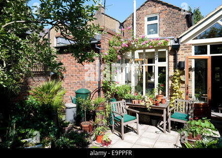 Giardino sul retro di Victorian casa bifamiliare, Kingston upon Thames, Inghilterra, Regno Unito Foto Stock