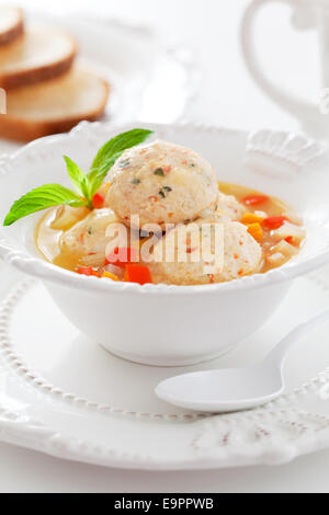 Zuppa con polpette di pollo e verdure Foto Stock