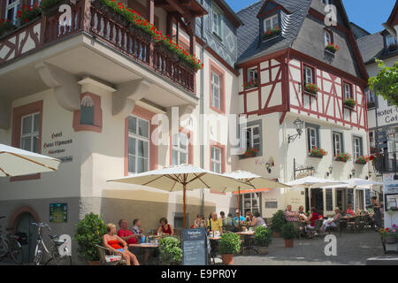 Le persone che si godono il sole al caffè all'aperto medievale città di Beilstein Valle della Mosella in Germania Foto Stock