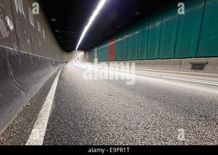 Interno di un tunnel urbano senza traffico in hong kong città moderna di notte Foto Stock