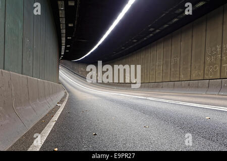 Interno di un tunnel urbano senza traffico in hong kong città moderna di notte Foto Stock