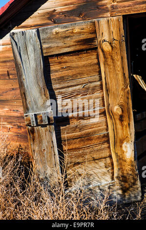 Aprire lo sportello sul ranch abbandonato edificio sul Monte Vista National Wildlife Refuge, Central Colorado, STATI UNITI D'AMERICA Foto Stock