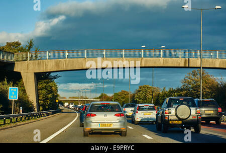 Un ingorgo sull'autostrada M4, a ovest di Londra, Inghilterra. Foto Stock