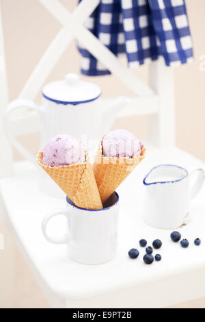 Mirtillo gelato in cialda coni Foto Stock