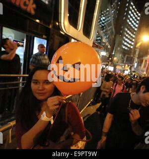 Hong Kong, Cina. 31 ott 2014. Persone vestite e festeggiare Halloween nel centro di Hong Kong il 31 ottobre, 2014. Credito: Curtis Y. F. Cheung/ZUMA filo/ZUMAPRESS.com/Alamy Live News Foto Stock
