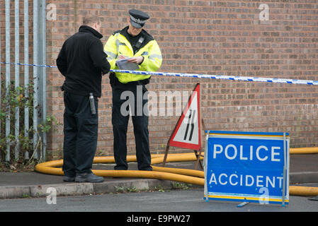 Stafford, Staffordshire, Regno Unito. Il 31 ottobre, 2014. Conseguenze di un incendio di grandi dimensioni presso SP fabbrica di fuochi d'artificio su Tilcon Avenue, Baswich. Credito: Christopher Hepburn/Alamy Live News Foto Stock