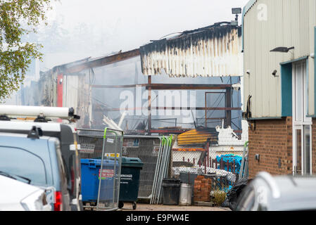 Stafford, Staffordshire, Regno Unito. Il 31 ottobre, 2014. Conseguenze di un incendio di grandi dimensioni presso SP fabbrica di fuochi d'artificio su Tilcon Avenue, Baswich. Foto Stock