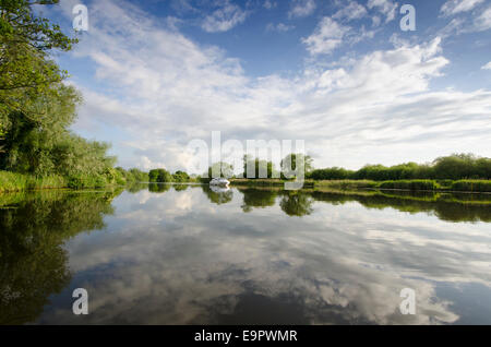 Formazioni di nubi e di riflessioni sul fiume y vengono vicino Surlingham, Norfolk, Regno Unito. Giugno. Vista Ovest. Foto Stock