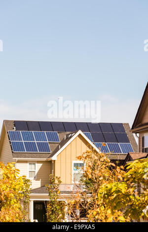 Pannelli solari sul tetto di casa residenziale. Foto Stock