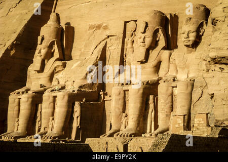 Il Grande Tempio di Ramses II ad Abu Simbel, Nubia, l'Egitto meridionale. Foto Stock